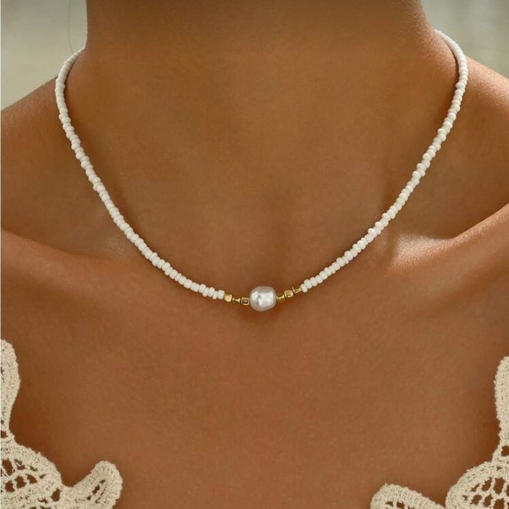 Elegant White Beaded Necklace R254